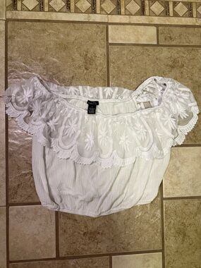 Rue21 White Off-The-Shoulder Lace-Trim Crop Top